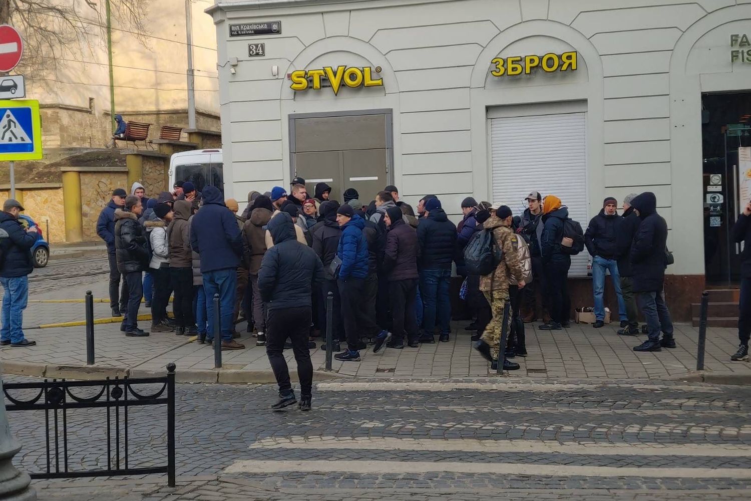 Uomini in fila a Leopoli