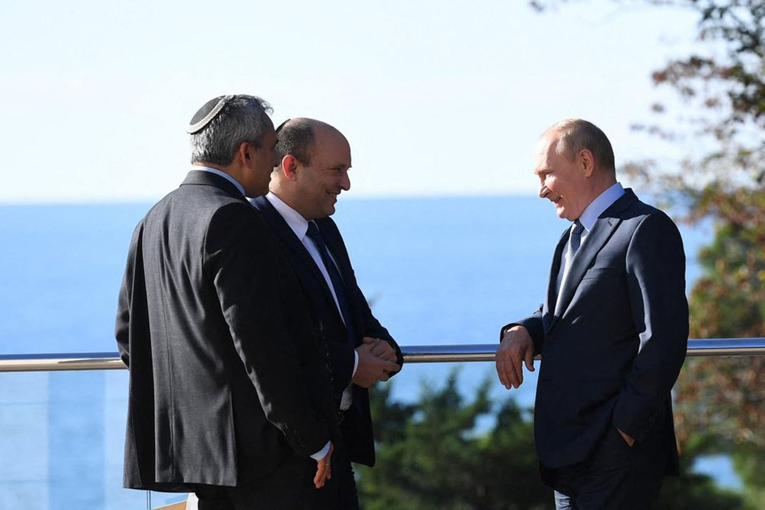 Sochi, l'incontro fra Vladimir Putin e Naftali Bennett