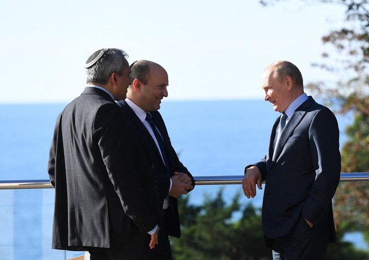 Sochi, l'incontro fra Vladimir Putin e Naftali Bennett