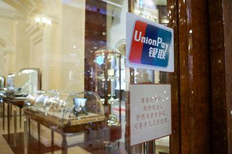 Una vetrofania di Unionpay in un negozio di Mosca