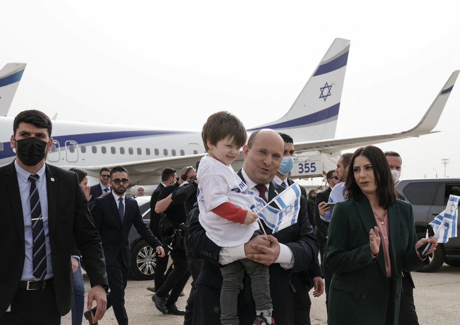 Il premier israeliano Naftali Bennett accoglie un gruppo di profughi ucraini