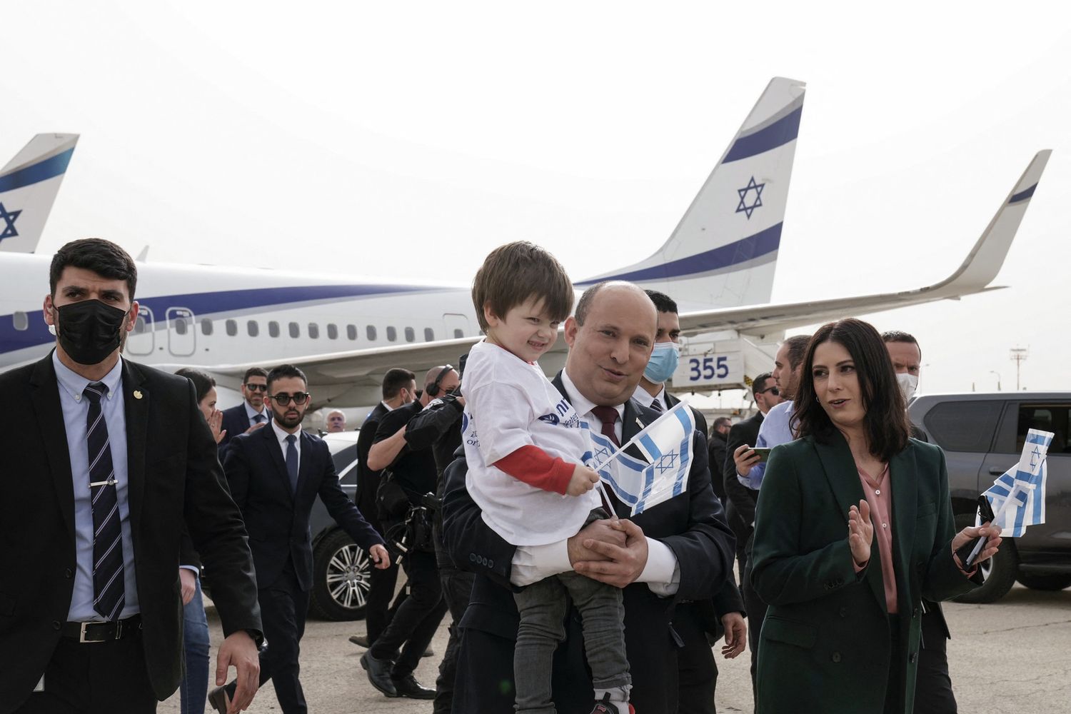 Il premier israeliano Naftali Bennett accoglie un gruppo di profughi ucraini