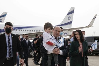 Il premier israeliano Naftali Bennett accoglie un gruppo di profughi ucraini