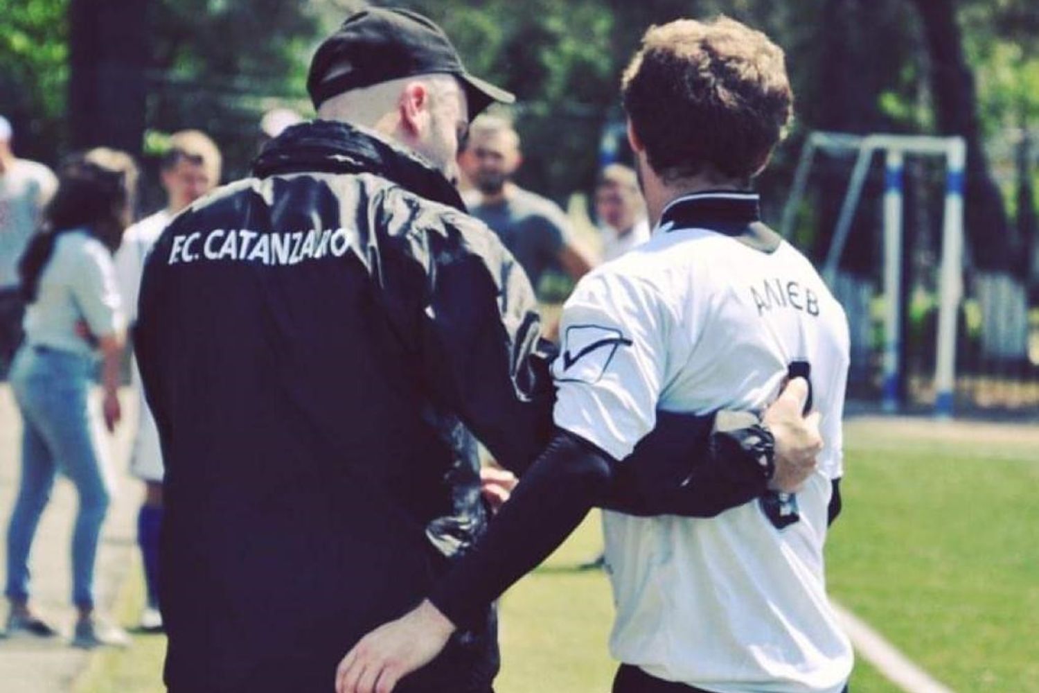 Oleksandr Sitsko con uno dei calciatori del Fc Catanzaro