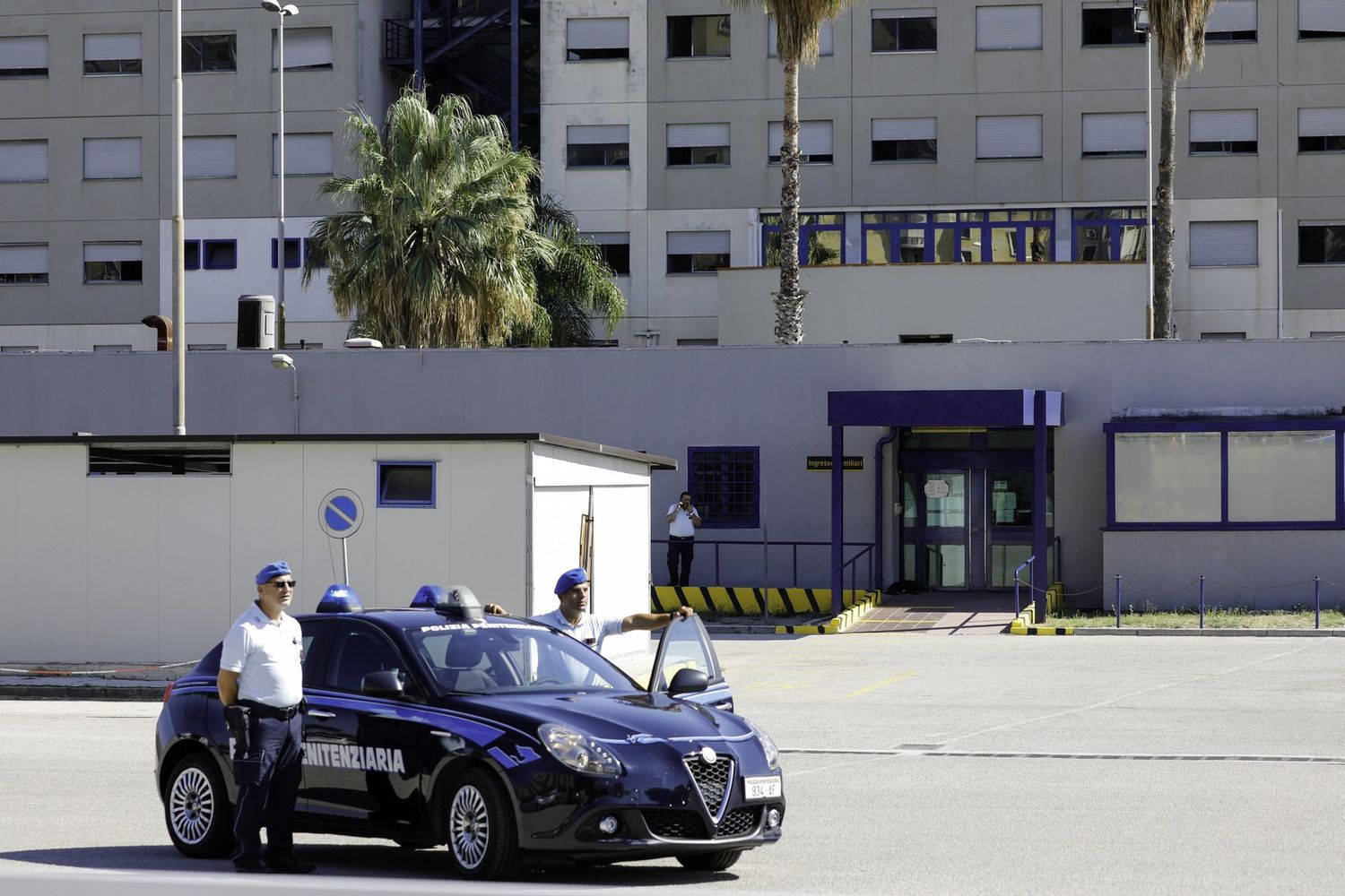 Polizia penitenziaria davanti ad un istituto carcerario &nbsp;