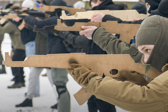 Armi in cartone, esercitazione in Ucraina