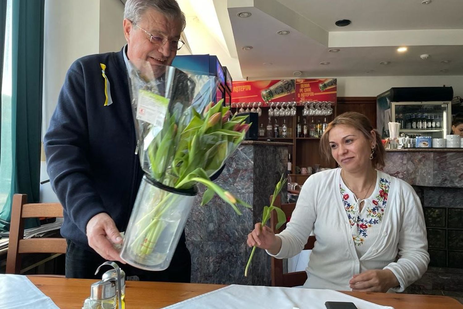 L'albergatore romeno che offre fiori alle ospiti ucraine
