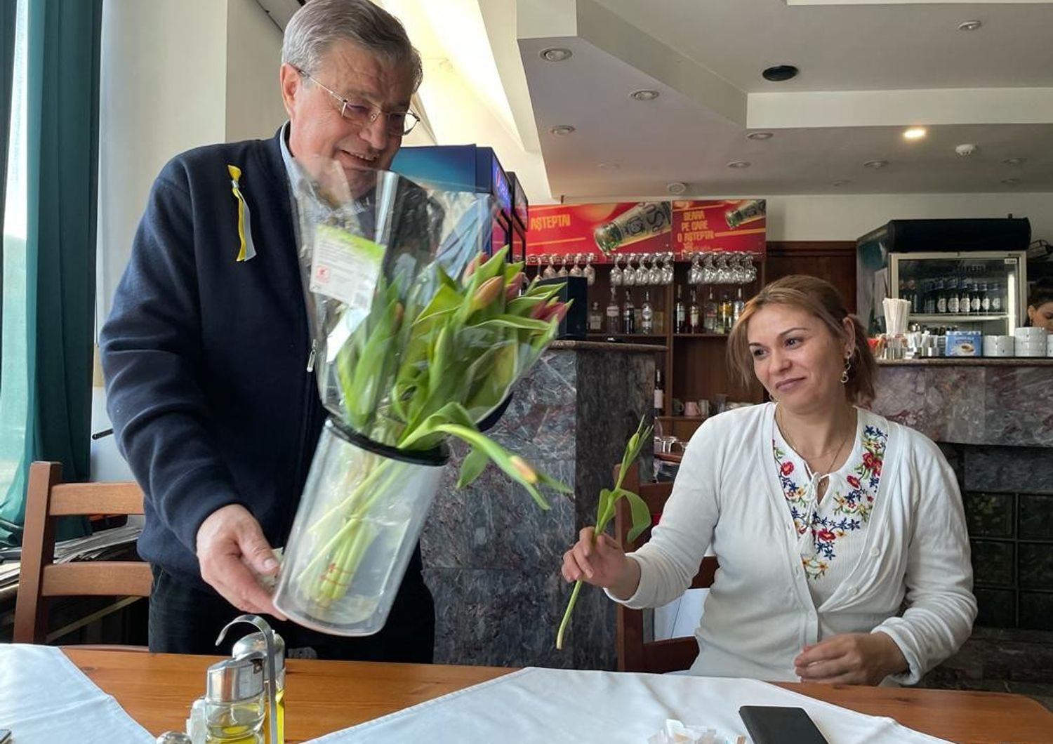 L'albergatore romeno che offre fiori alle ospiti ucraine