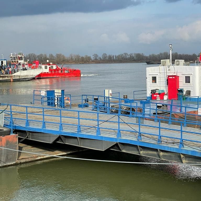 Il pontile sul Danubio al quale attraccano i traghetti dall'Ucraina