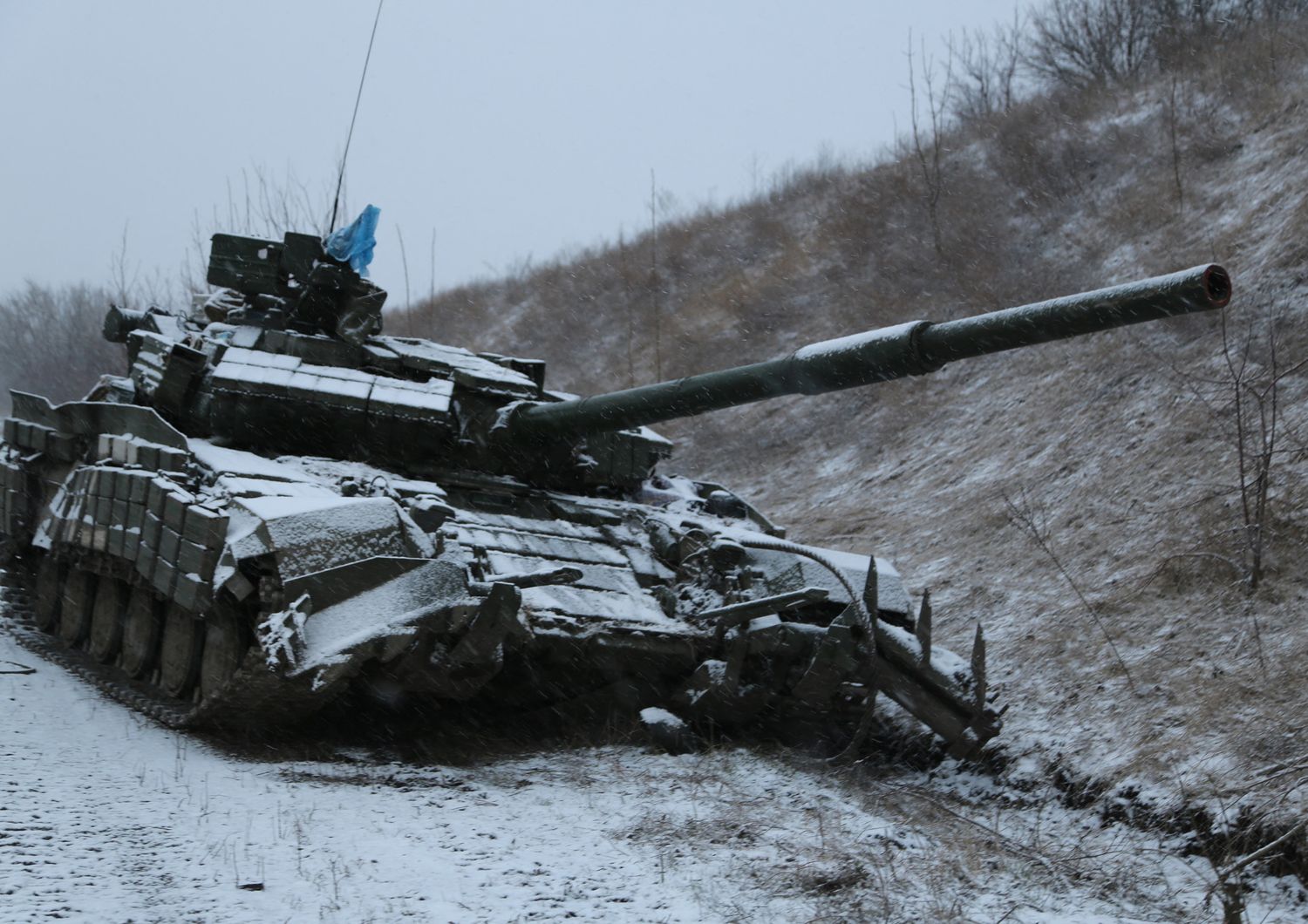 Un carro armato distrutto nei combattimenti in Ucraina