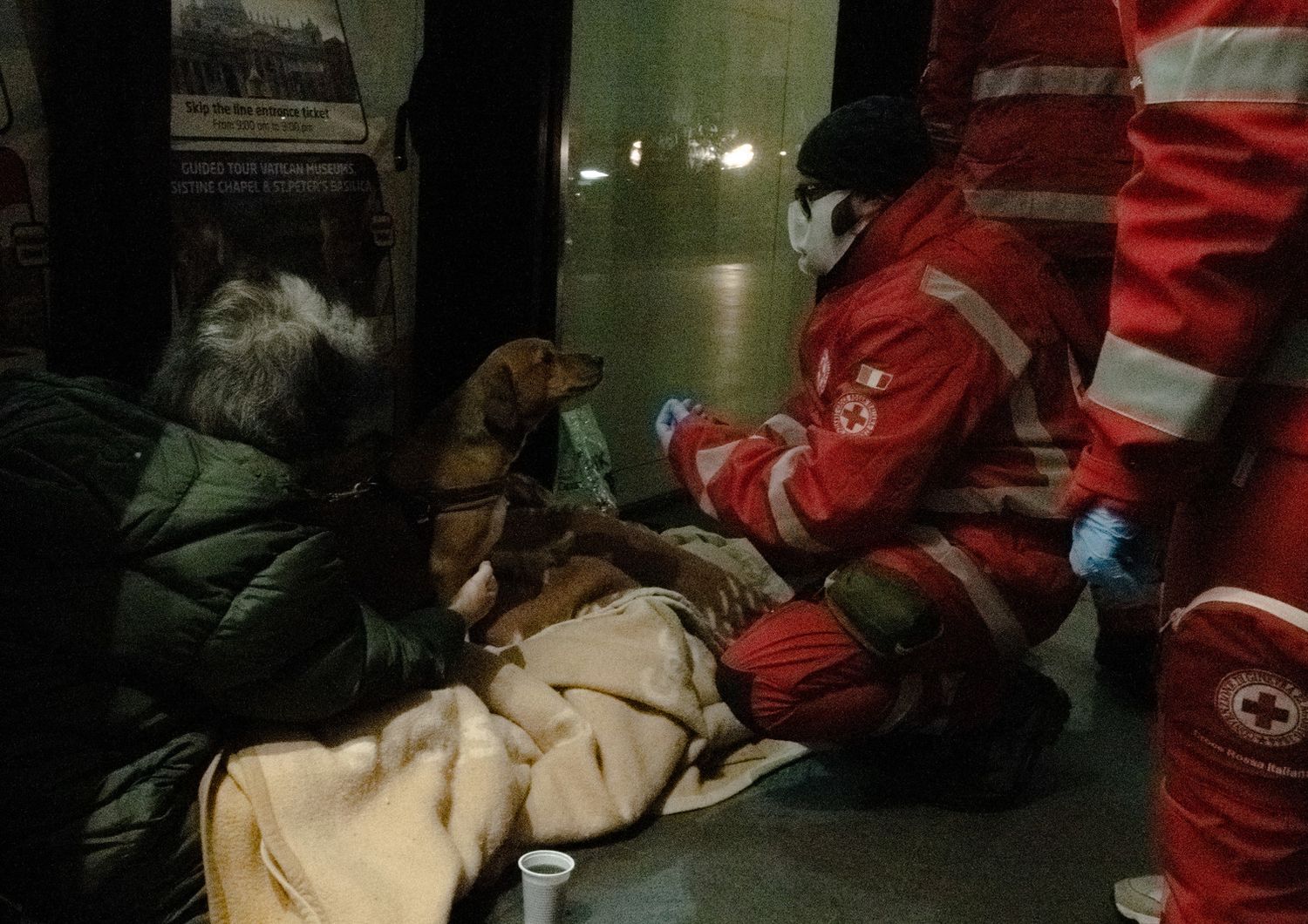 Un senzatetto soccorso a Roma&nbsp;
