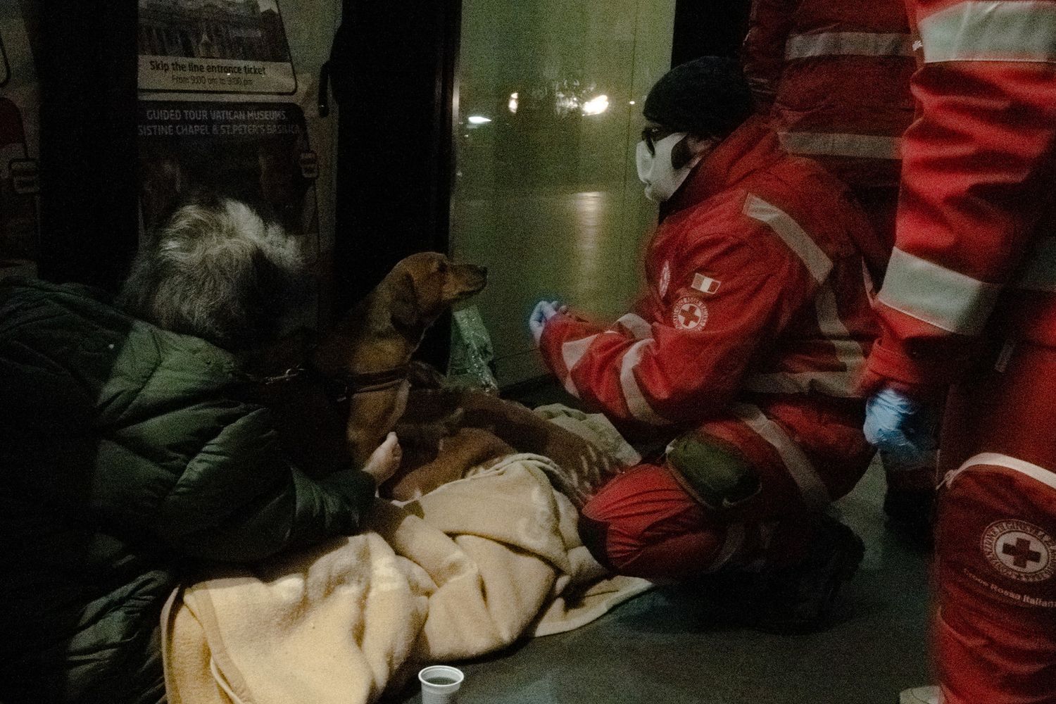 Un senzatetto soccorso a Roma&nbsp;