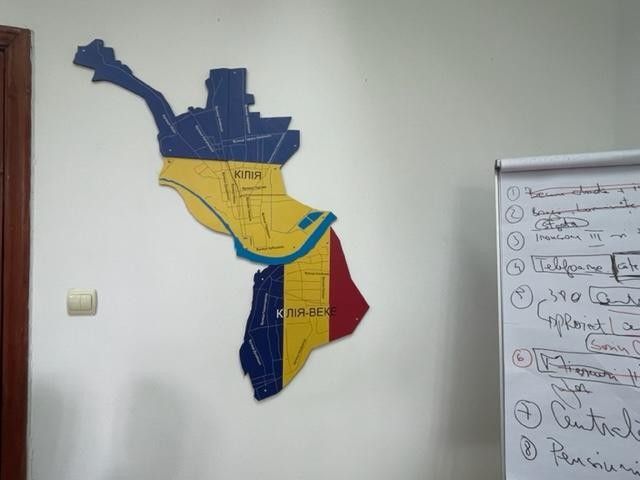 La cartina che unisce le due citt&agrave; nell'ufficio del sindaco