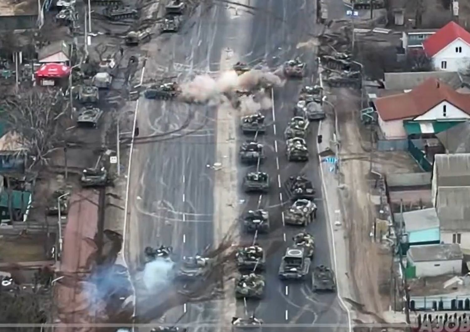 La colonna di carri armati russi attaccata dall'esercito ucraino