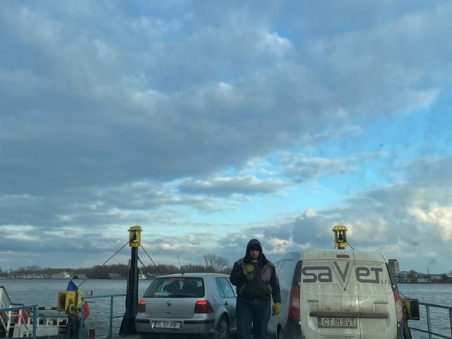 &nbsp;Il traghetto che conduce alla strada sterrata che costeggia i villaggi rumeni sul Danubio