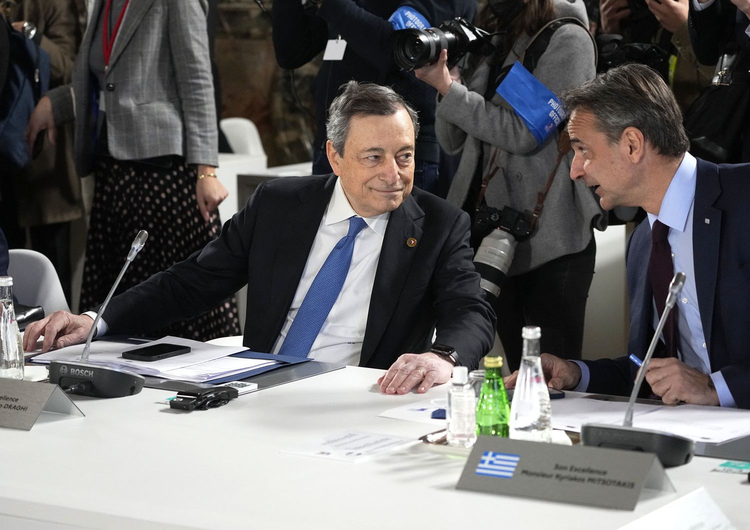 Il premier Mario Draghi e i lprimo ministro greco&nbsp;Kyriakos Mitsotakis&nbsp;al summit di Versailles&nbsp;