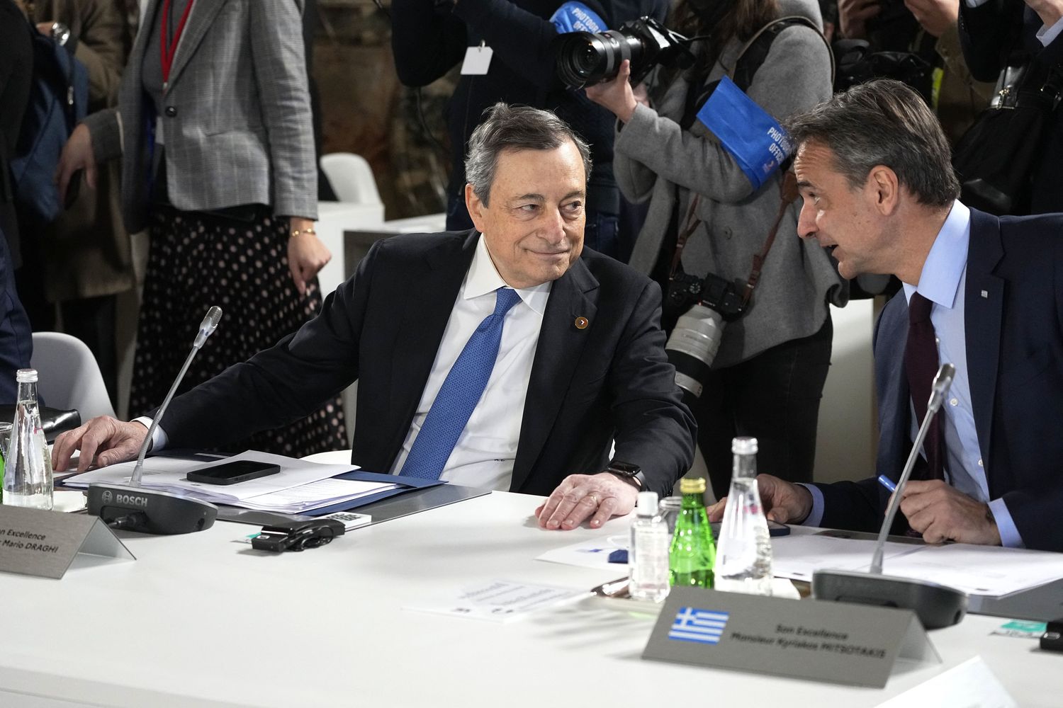 Il premier Mario Draghi e i lprimo ministro greco&nbsp;Kyriakos Mitsotakis&nbsp;al summit di Versailles&nbsp;