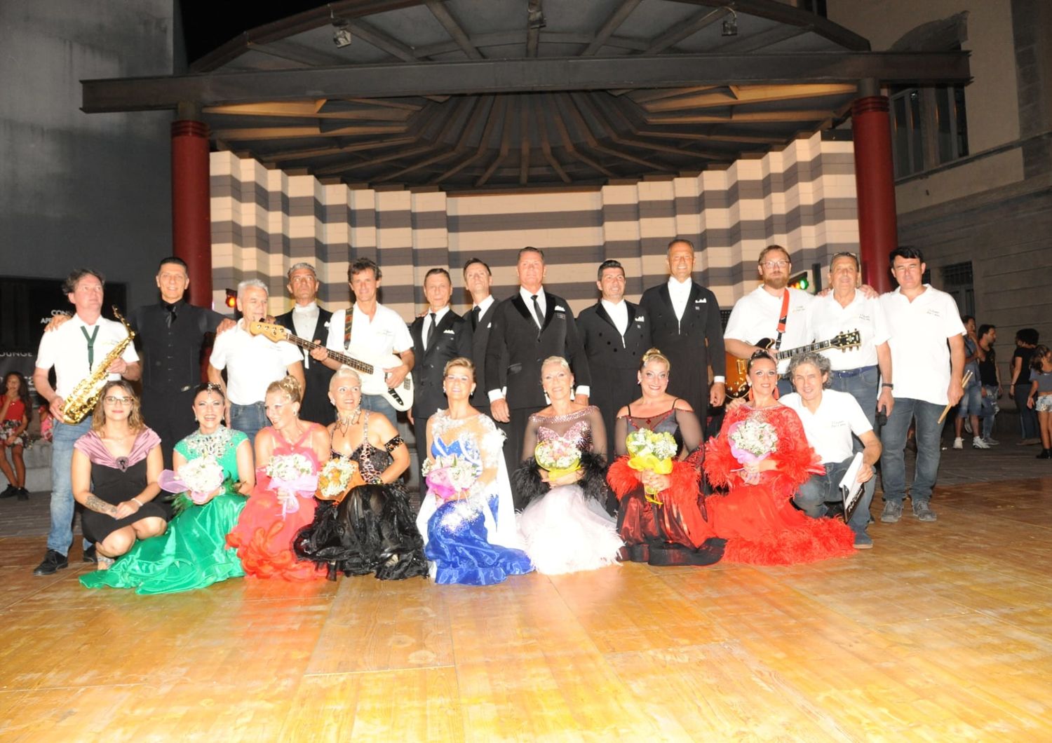 La 'band' di Martino Angeloni (secondo in piedi sulla destra) con la scuola di ballo liscio di Brescia