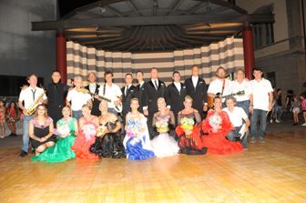 La 'band' di Martino Angeloni (secondo in piedi sulla destra) con la scuola di ballo liscio di Brescia