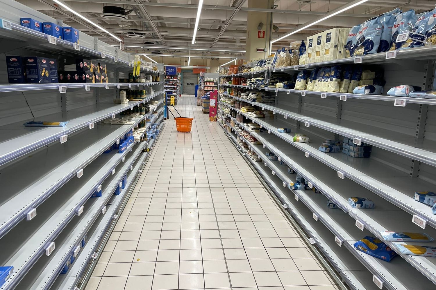 Scaffali vuoti in un supermercato di Nuoro