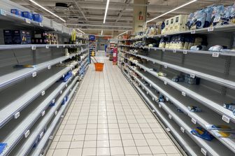 Scaffali vuoti in un supermercato di Nuoro