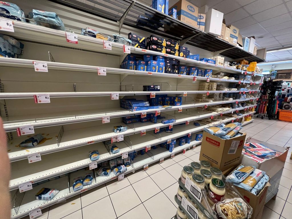 La corsia della pasta in un supermercato del Sassarese