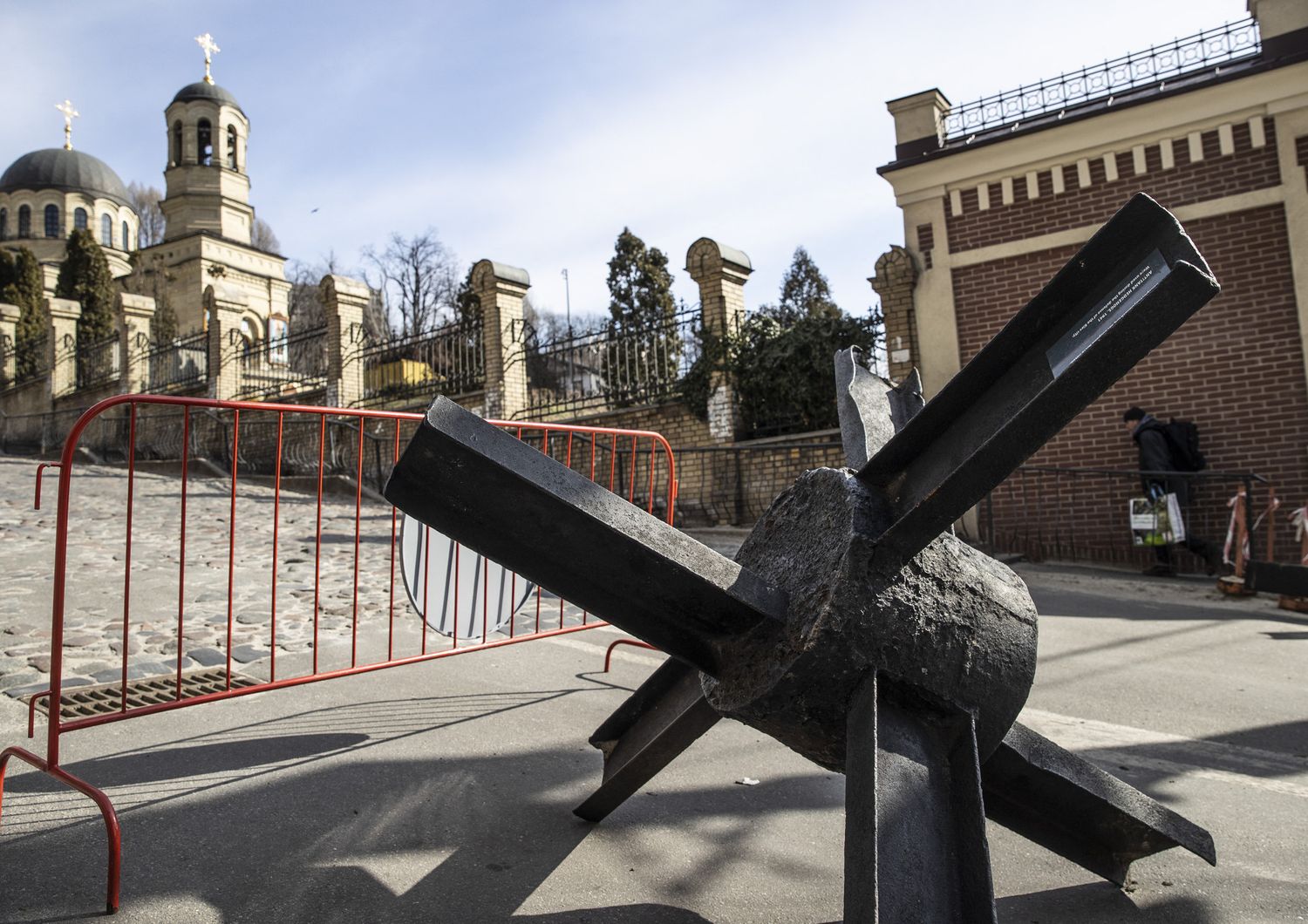 Un cavallo di Frisia recuperato dal museo della Seconda Guerra mondiale di Kiev &egrave; stato&nbsp; messo in strada per proteggere la capitale ucraina