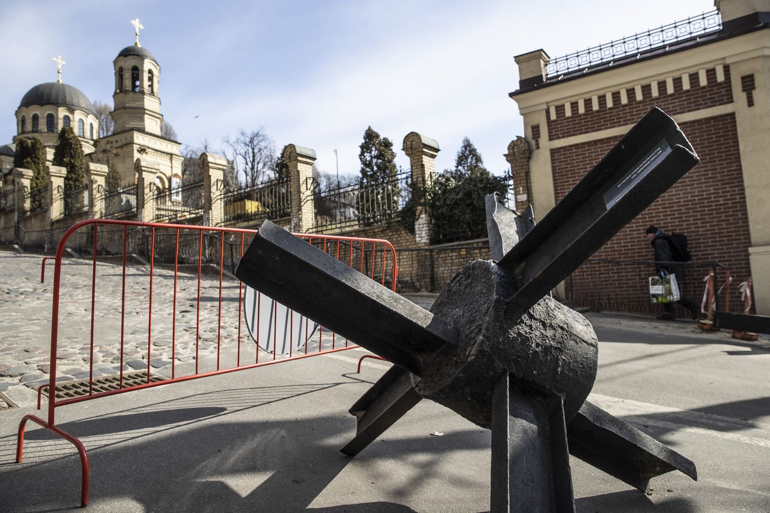 Un cavallo di Frisia recuperato dal museo della Seconda Guerra mondiale di Kiev &egrave; stato&nbsp; messo in strada per proteggere la capitale ucraina