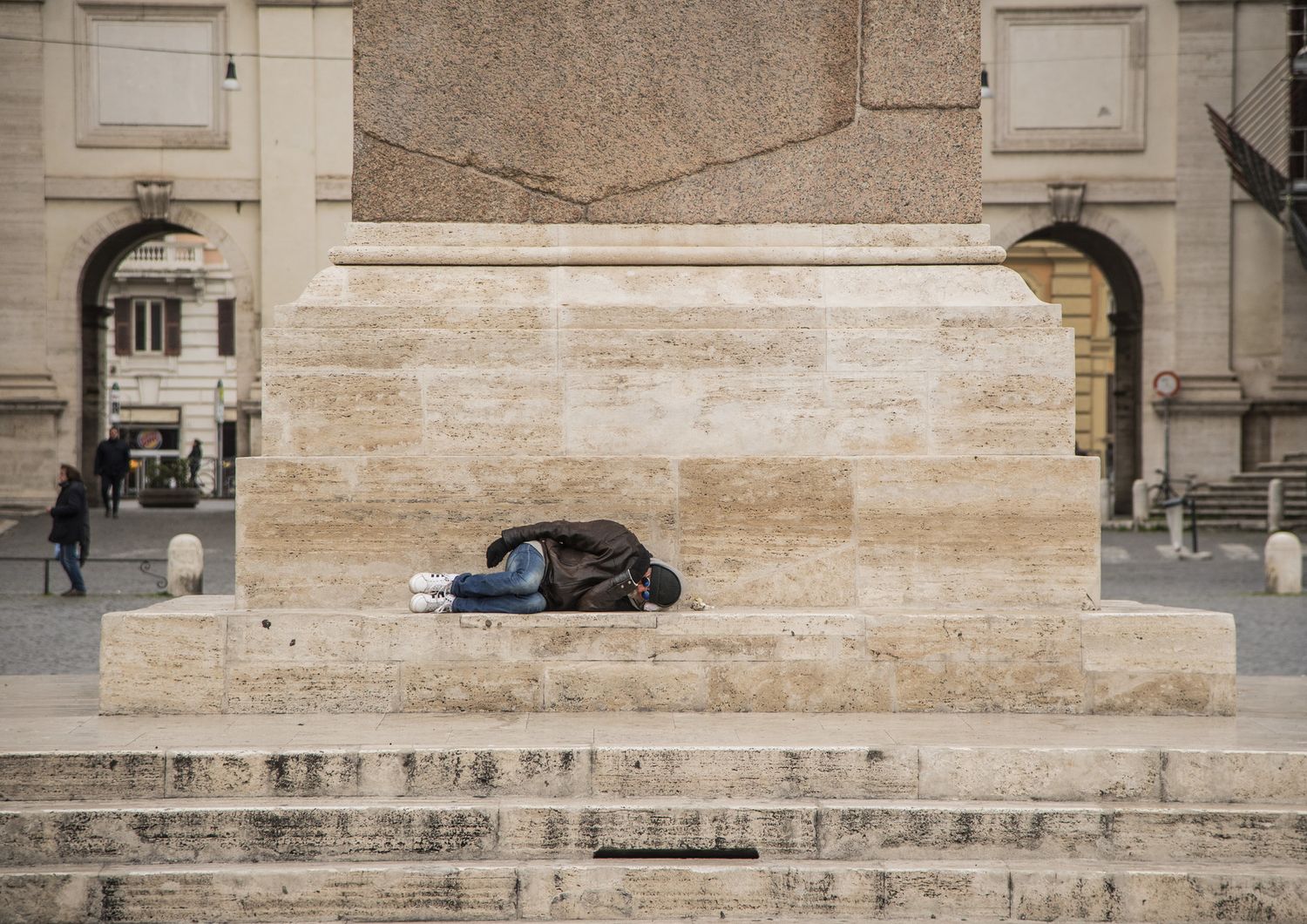 Un clochard dorme a piazza del Popolo