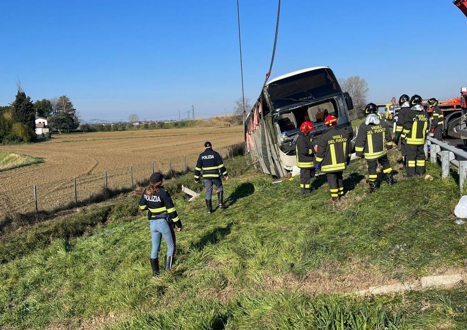 Ribaltato bus ucraini A14 un morto feriti