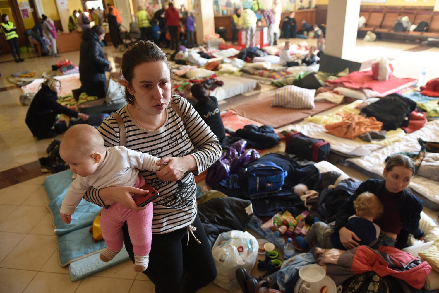 Sfollati in attesa di un treno alla stazione di Leopoli