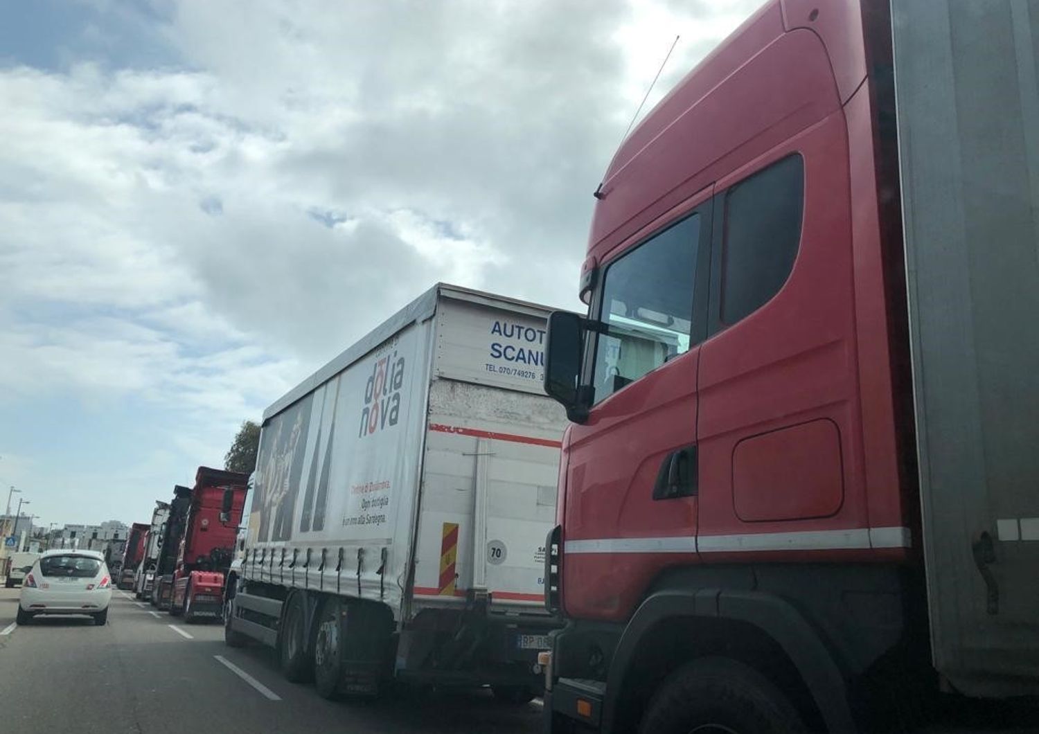 La protesta degli autotrasportatori al porto di Cagliari