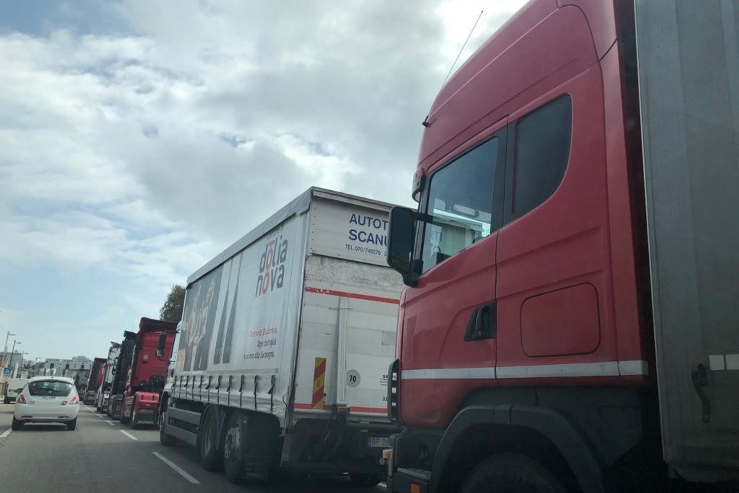 La protesta degli autotrasportatori al porto di Cagliari