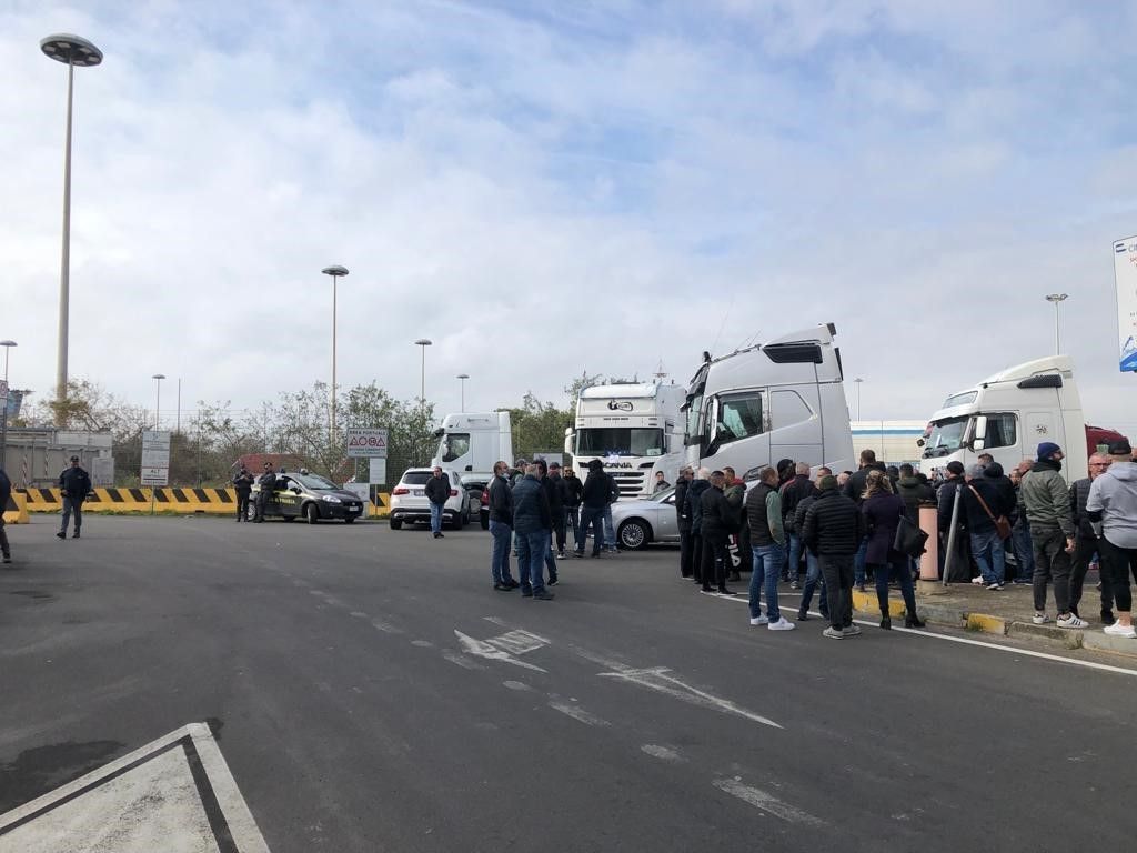 Camionisti in presidio al porto di Cagliari