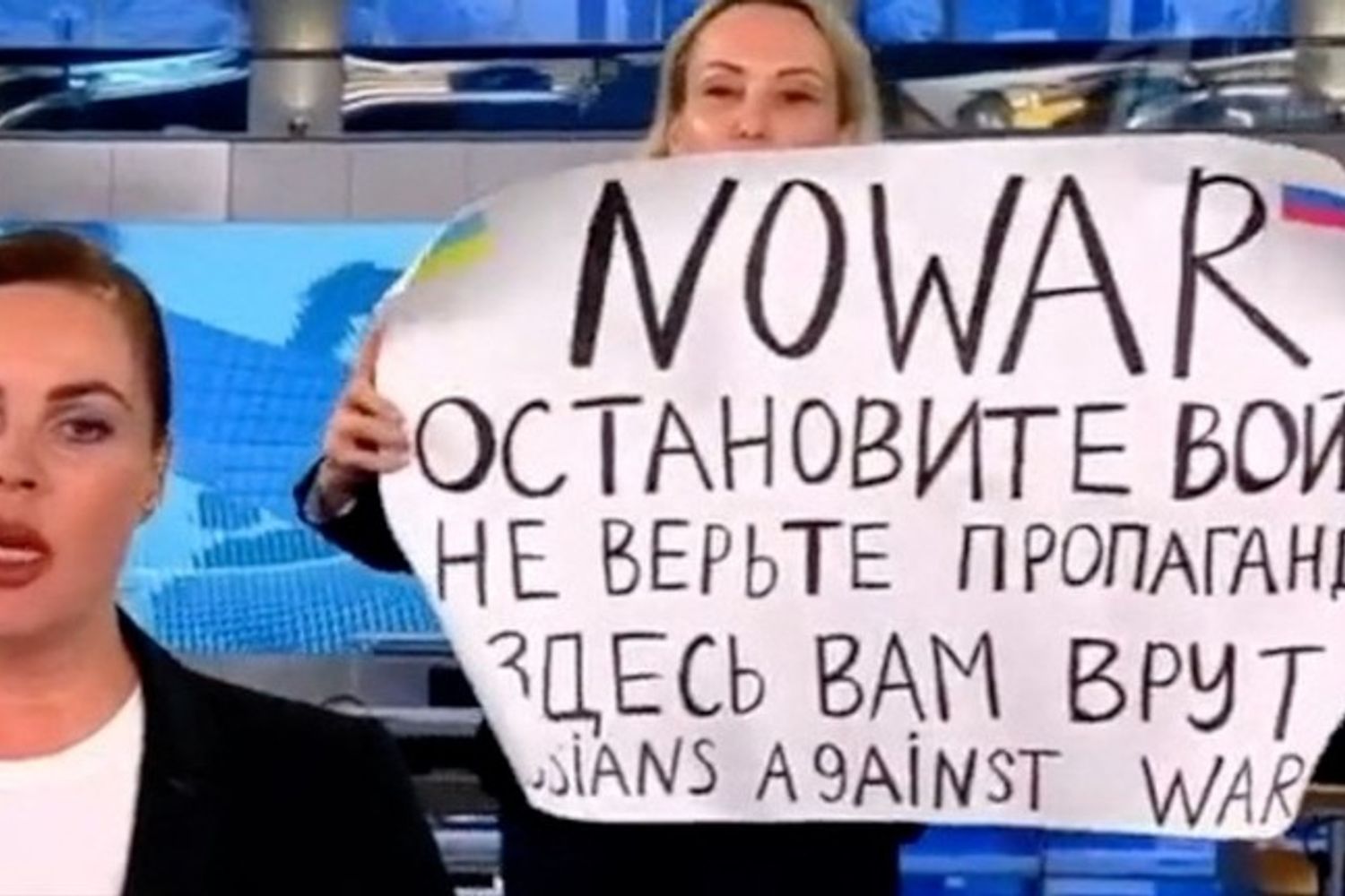 Il cartello contro la guerra mostrato alla tv di stato russa da una dipendente di padre ucraino e madre russa