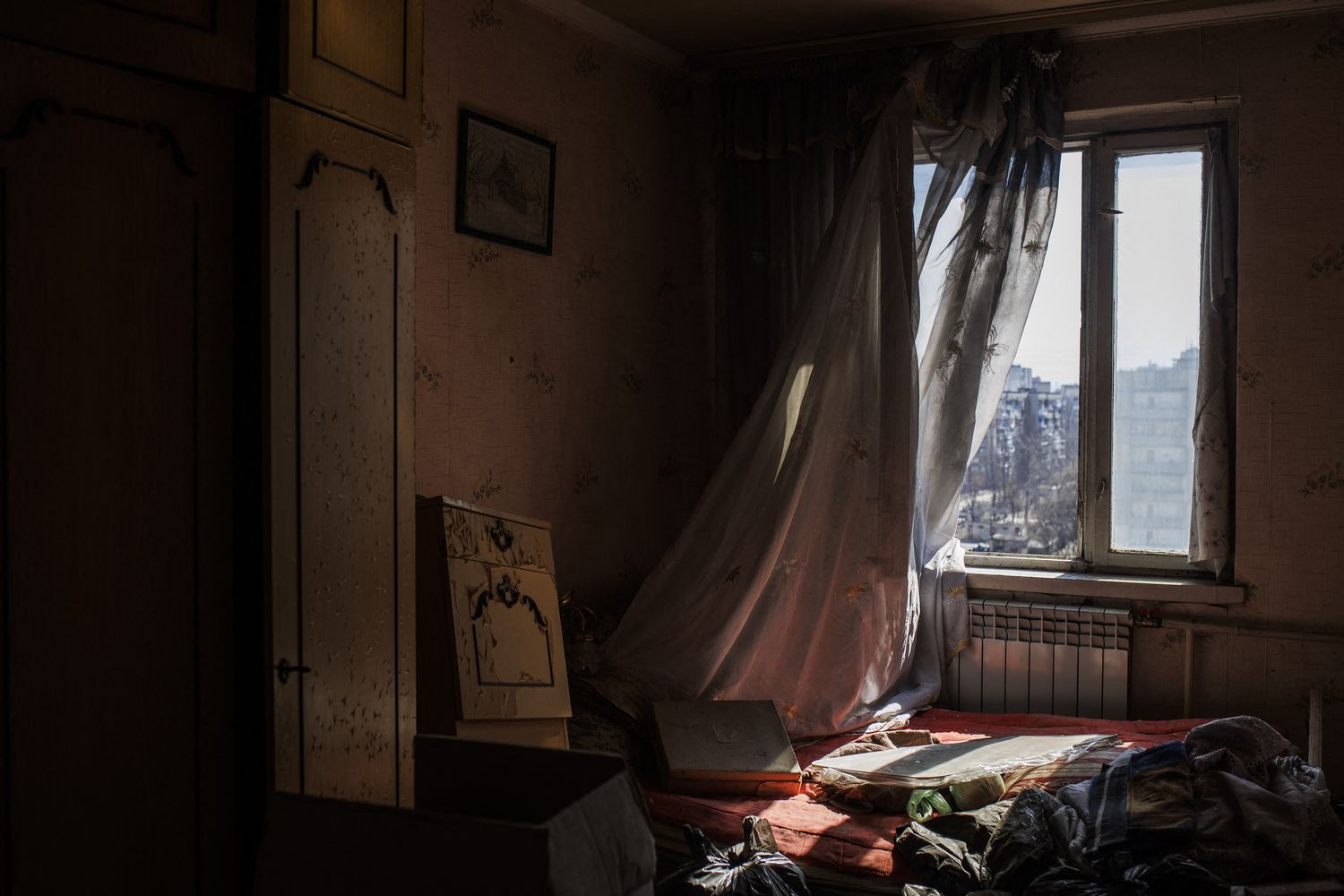 Un appartamento di Kiev colpito dall'artiglieria russa