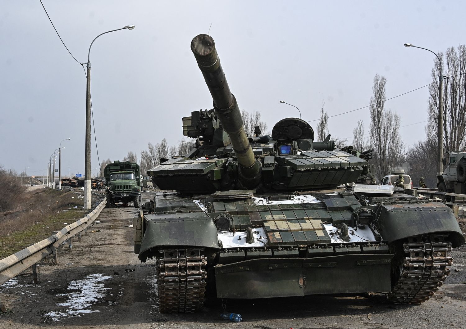 Un carro armato ucraino abbandonato durante la ritirata da Kherson