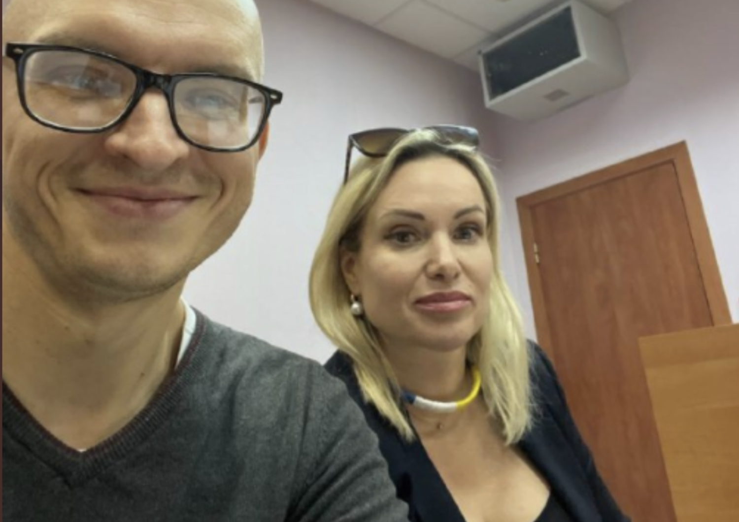 Marina Ovsyannikova con il suo avvocato&nbsp;