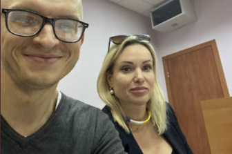 Marina Ovsyannikova con il suo avvocato&nbsp;