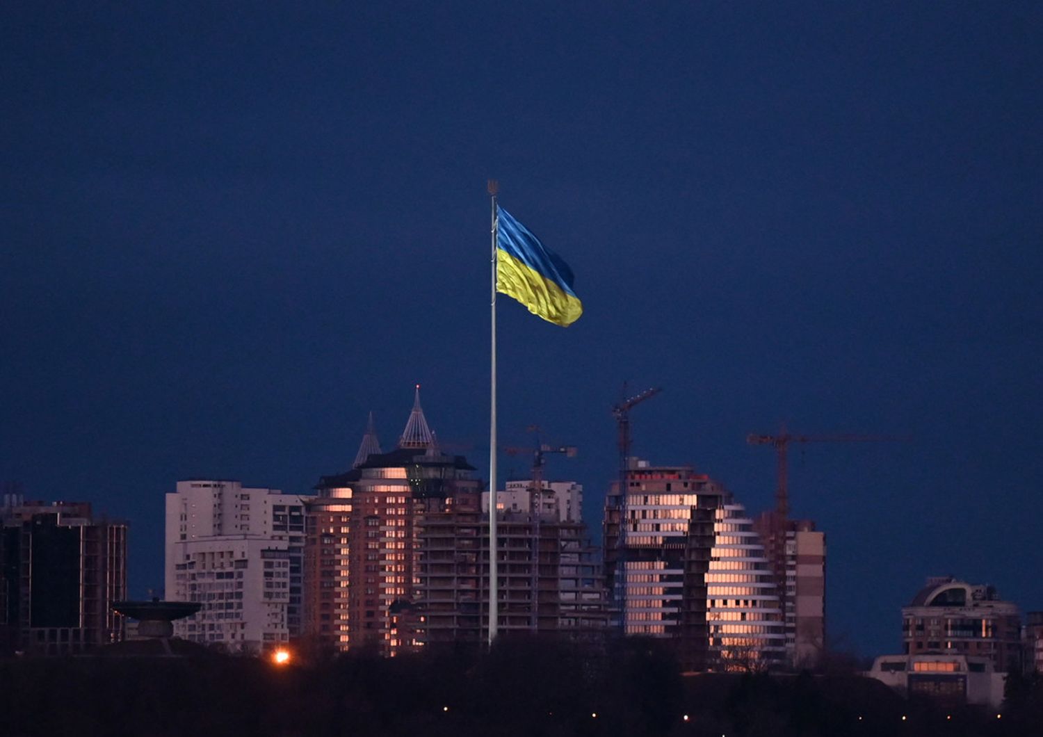 Kiev, bandola sventola durante bombardamenti russi