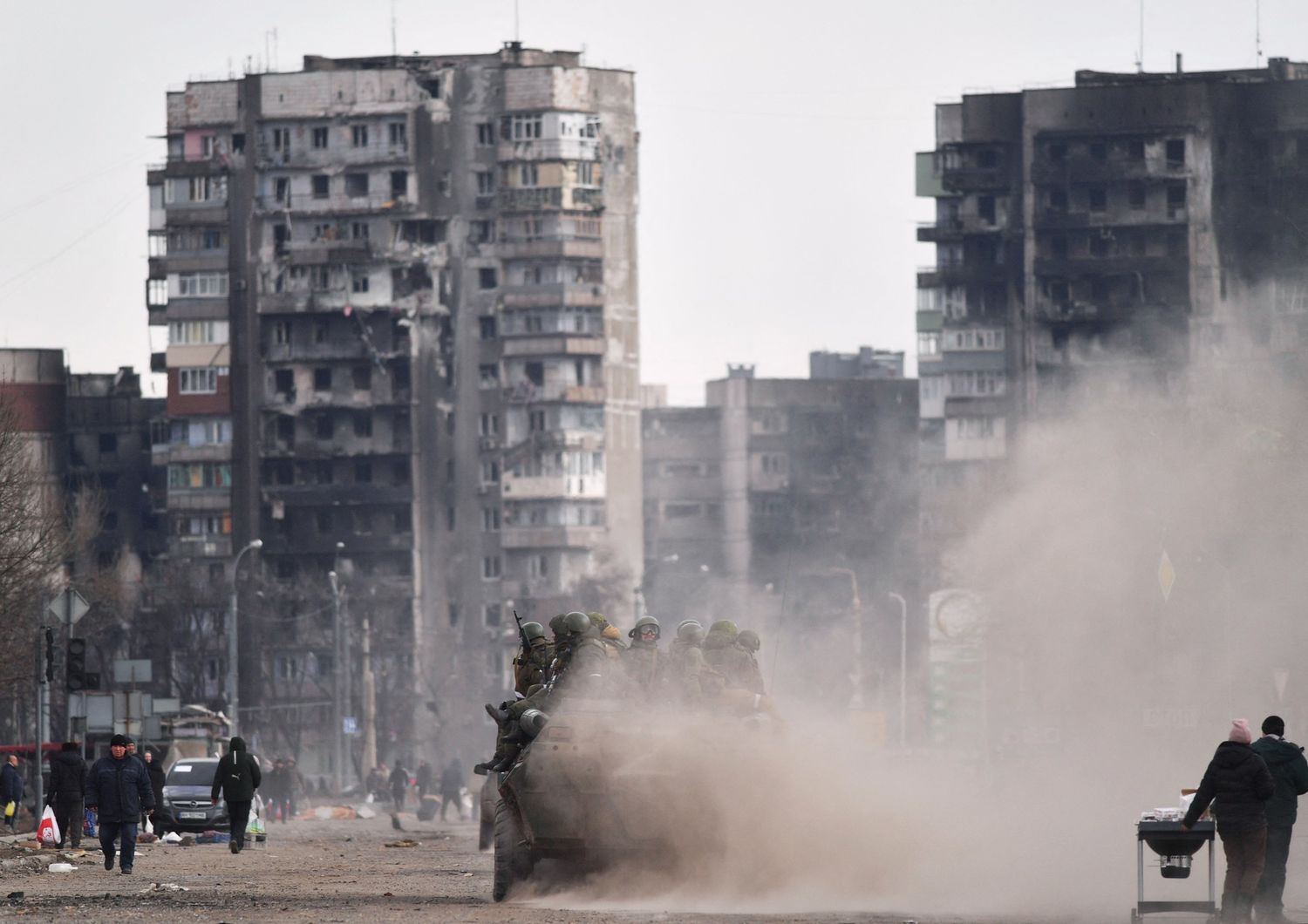 Un blindato delle milizie del Donbass nelle strade di Mariupol