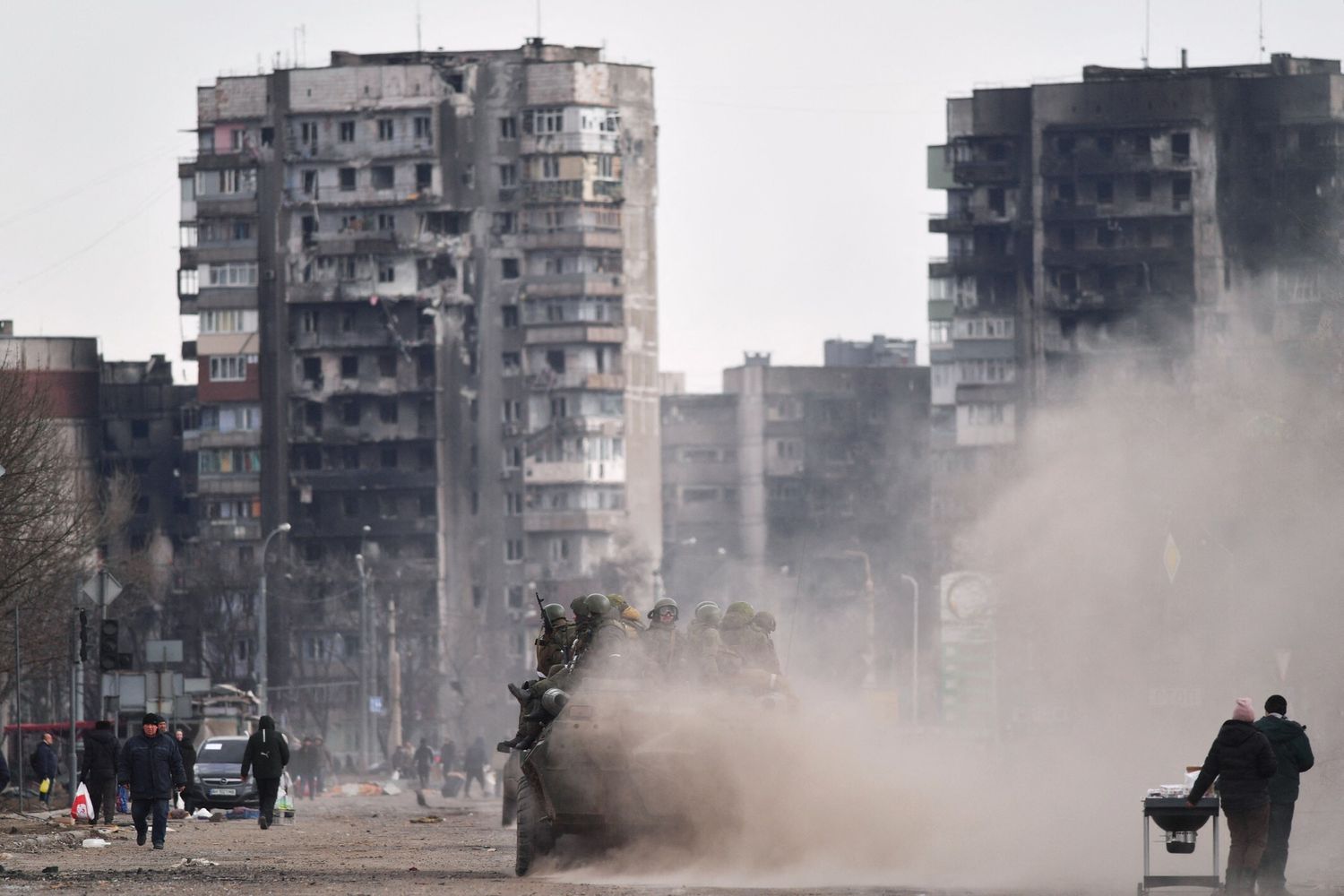 Un blindato delle milizie del Donbass nelle strade di Mariupol