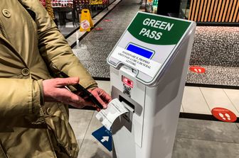 Un totem per la scansione del Green Pass