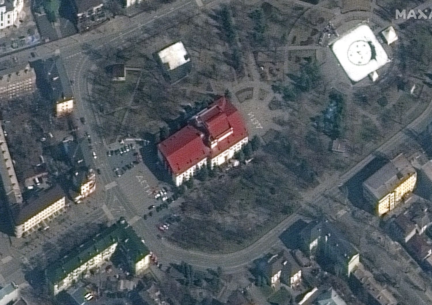 La foto satellitare del teatro di Mariupol che mostra la scritta 'bambini' sui due lati dell'edificio perch&eacute; fosse risparmiato dai bombardamenti