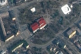 La foto satellitare del teatro di Mariupol che mostra la scritta 'bambini' sui due lati dell'edificio perch&eacute; fosse risparmiato dai bombardamenti