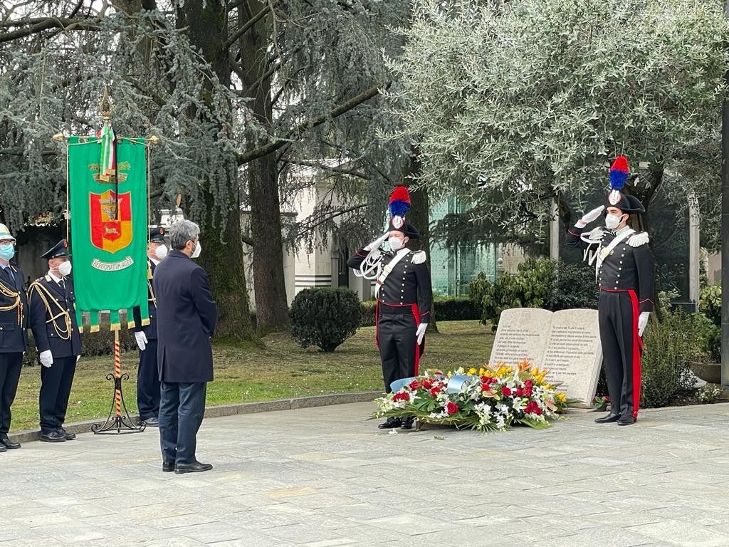 Il presidente della Camera, Roberto Fico rende omaggio alle vittime del Covid a Bergamo