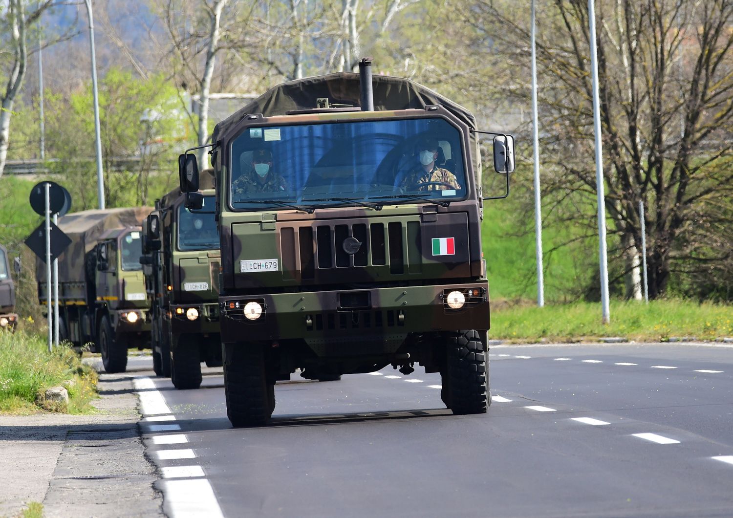 Camion militari trasportano le salme morte per Covid a Bergamo