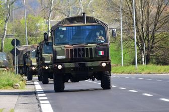 Camion militari trasportano le salme morte per Covid a Bergamo
