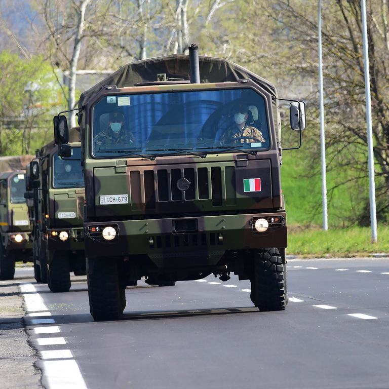 Camion militari trasportano le salme morte per Covid a Bergamo