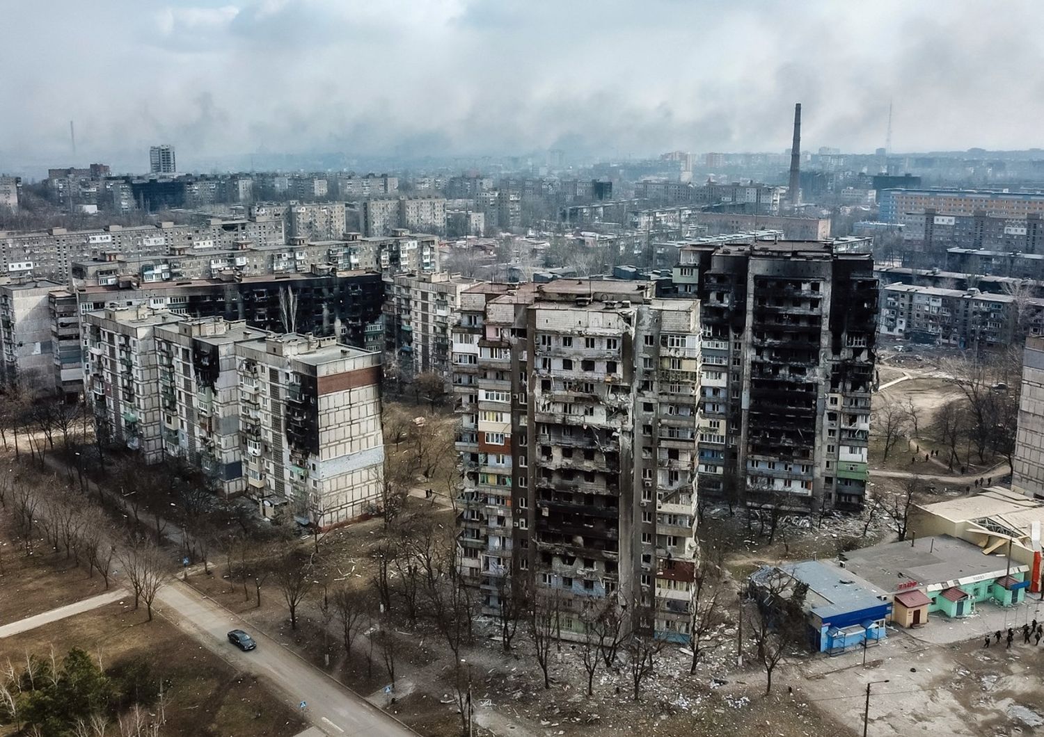 Palazzi distrutti dai bombardamenti a Mariupol&nbsp;
